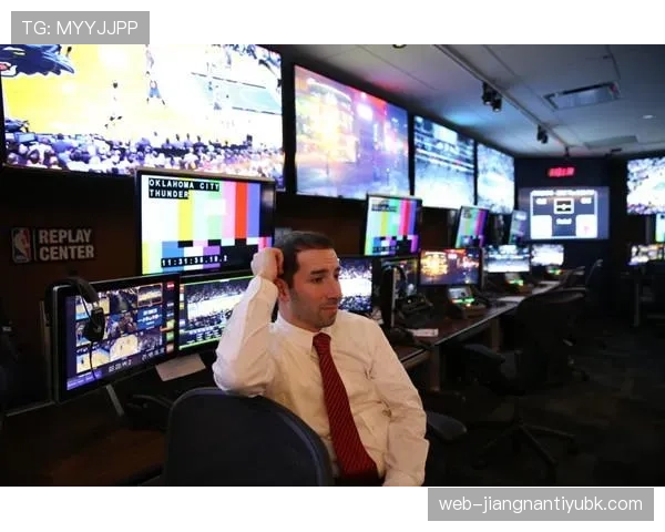 耳机裁判系统如何影响场上判罚？揭秘沟通机制与规则执行逻辑