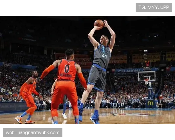 伯德无球跑动牵制防线，拉开空间改变进攻结构