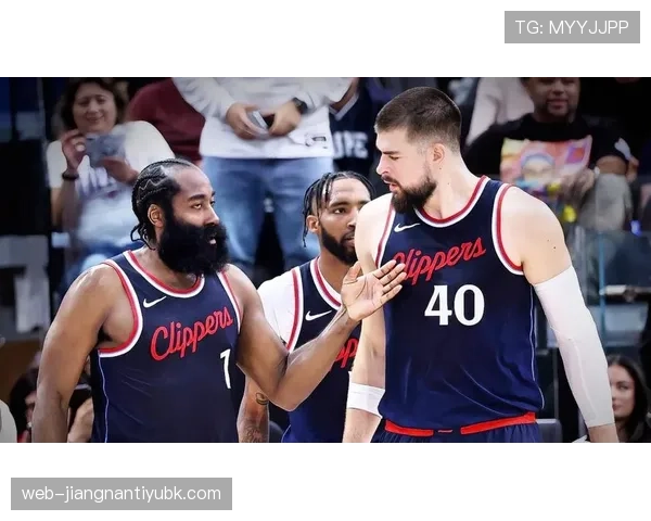 托拜厄斯·哈里斯挡拆拉开空间，提升快船关键进攻效率