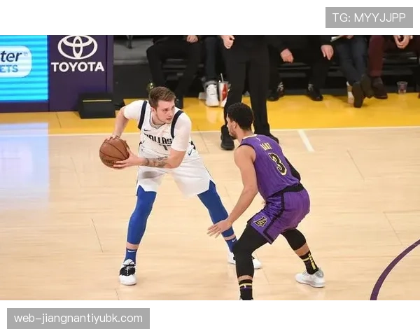 库兹马利用挡拆拉开空间提升得分效率，明显优于上一赛季关键时刻表现