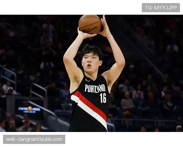 杨瀚森无球跑动撕扯对手防线，较上季得分结构更高效