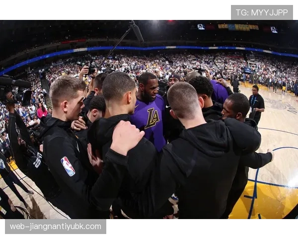 比尔·沃顿高效篮下策应拉开进攻空间提升球队组织力